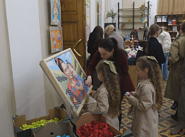 Святковий концерт та ярмарок для матерів організували у Коломиї (відео) Святковий концерт та ярмарок для матерів організували у Коломиї (відео)