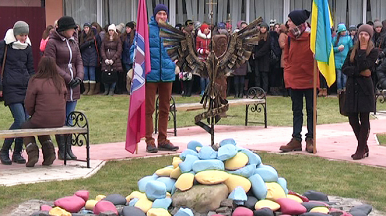 У Коломийському педколеджі відкрили пам'ятник Небесній сотні (відео)