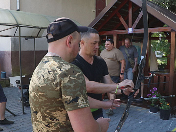 У Коломиї поранені військові стріляють з лука (відео)