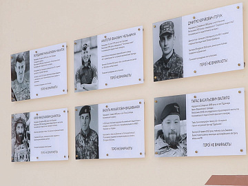 На фасаді Коломийського педколеджу встановили пам'ятні таблиці випускникам, які захищали Україну (відео)