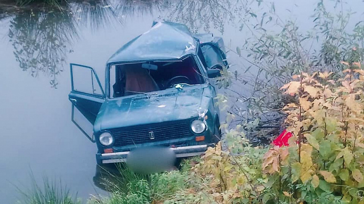ДТП на Івано-Франківщині: легковик злетів у ставок, загинув 17-річний пасажир (фото)