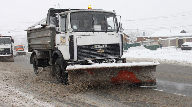 Залишені на узбіччі авто заважають очистити вулиці Коломиї