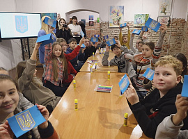 У Коломиї учнів вчать виготовляти тризуб (відео)