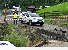 Три населенні пункти на Прикарпатті через негоду залишились без транспортного сполучення (відео) Три населенні пункти на Прикарпатті через негоду залишились без транспортного сполучення (відео)