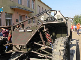 Волонтери з П'ядиків відвезли на фронт мобільний лазне-пральний комплекс (відео)