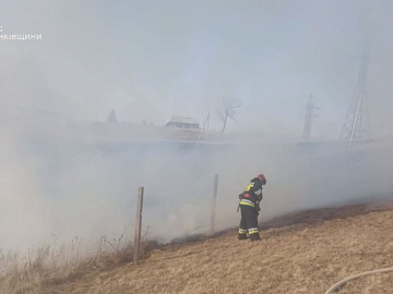 Минулої доби на Прикарпатті рятувальники ліквідували 66 пожеж у природних екосистемах (відео)