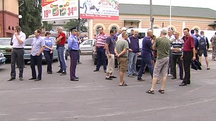Коломийські активісти домоглися демонтажу шлагбауму на вокзал (відео)