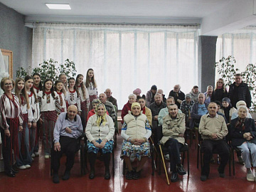 Вихованці центру позашкільної освіти відвідали мешканців геріатричного пансіонату (відео)