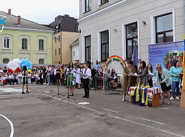 Свято Європи, а не традиційна лінійка. Як відзначили останній дзвоник у Коломийському ліцеї №9 (відео) Свято Європи, а не традиційна лінійка. Як відзначили останній дзвоник у Коломийському ліцеї №9 (відео)