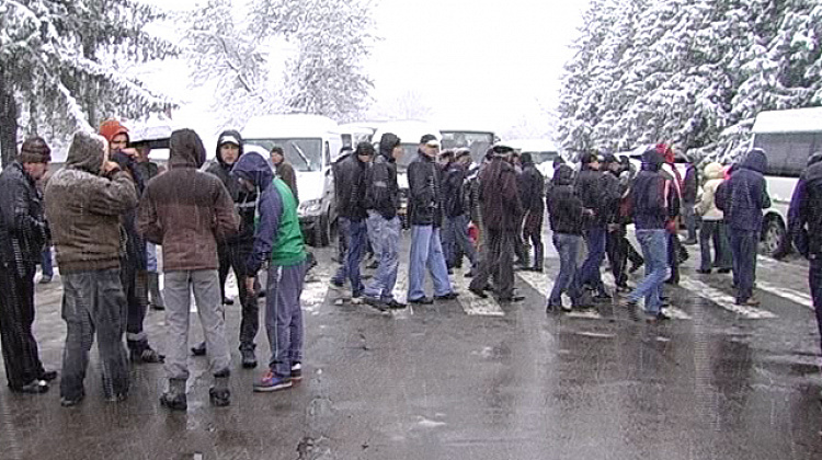 Мешканці Стопчатова перекрили трасу державного значення (відео) (фото)