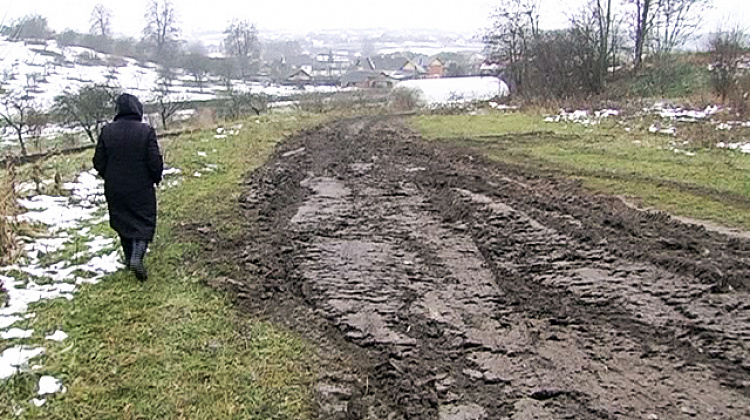 На Коломийщині прокладали Інтернет і знищили дорогу (відео)