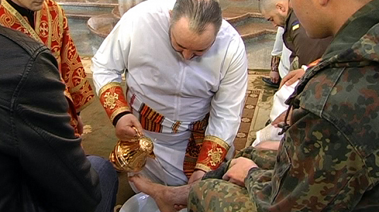 Єпископ Василь Івасюк помив ноги воїнам АТО (відео)