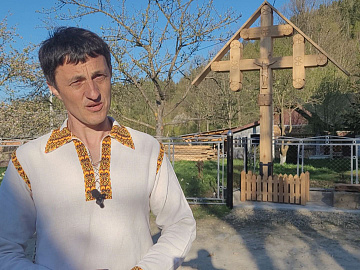 Придорожній хрест встановили та освятили у селі Космач, що на Косівщині (відео)