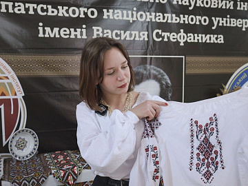 Рятуючи пам'ять: дівчина вивезла з окупації мамину вишиванку (відео)