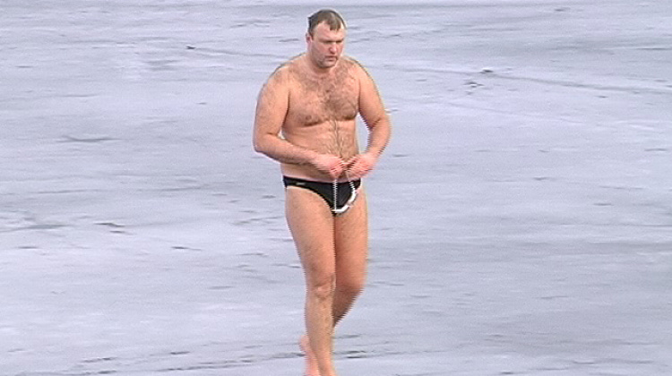 Прикарпатець проплив 40 метрів під кригою (відео)