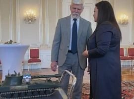 Президент Чехії отримав сувенір від «десятки» та волонтерів з Коломиї (відео) Президент Чехії отримав сувенір від «десятки» та волонтерів з Коломиї (відео)