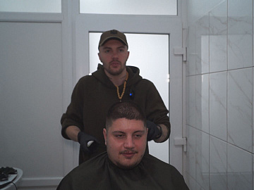 Спеціалісти барбершопу безкоштовно стригли поранених військових у госпіталі (відео)