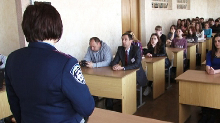 Правоохоронці розповіли студентам про безпеку на автошляхах (відео)