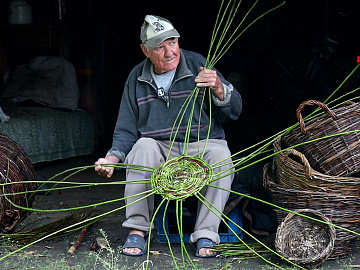 Прикарпатець понад пів століття береже давнє ремесло (відео)