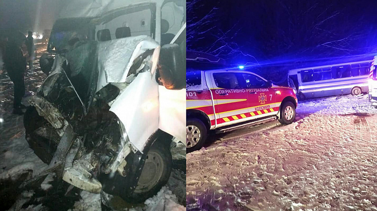 На Коломийщині дві ДТП: перекинулася вантажівка та зіткнулися рейсовий автобус з мікроавтобусом (фото)