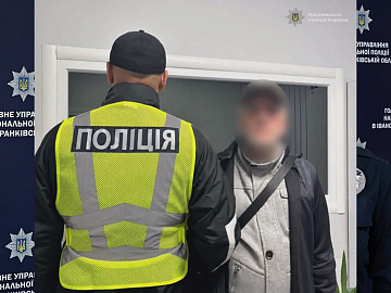 Поліцейські Прикарпаття затримали мешканця Долини, який незаконно зберігав арсенал зброї