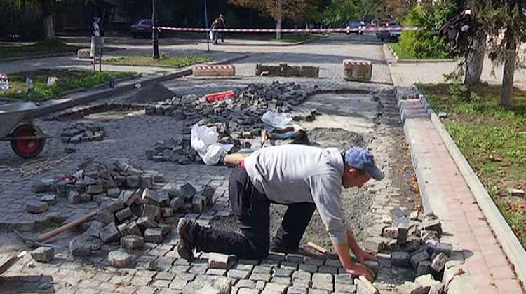 У Коломиї на бульварі Лесі Українки перекладають бруківку (відео)