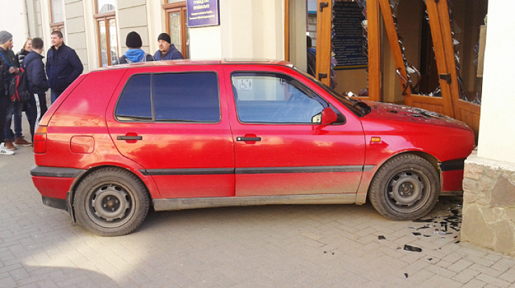 У Коломиї легковик заїхав у двері міської ради (відео)