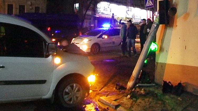У Коломиї водій авто врізався у світлофор (відео)