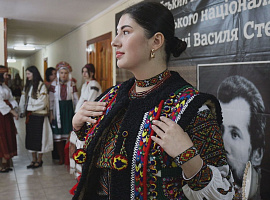У вишиванці та з піснею: студентка із Шепота вразила автентичним виступом (відео)