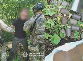 Нацполіція та СБУ затримали торговців нелегальною зброєю на Івано-Франківщині (відео) Нацполіція та СБУ затримали торговців нелегальною зброєю на Івано-Франківщині (відео)