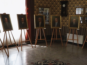 Мери на полотні: у Коломиї відкрили виставку портретів міських голів (відео)