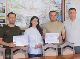 Понад 300 тисяч гривень передали військовим частинам з Коломийщини (відео) Понад 300 тисяч гривень передали військовим частинам з Коломийщини (відео)