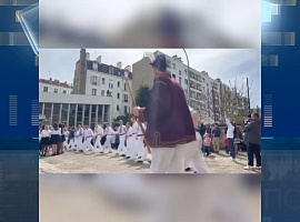 Українці продемонстрували у столиці Франції давній обрядовий танець (відео)