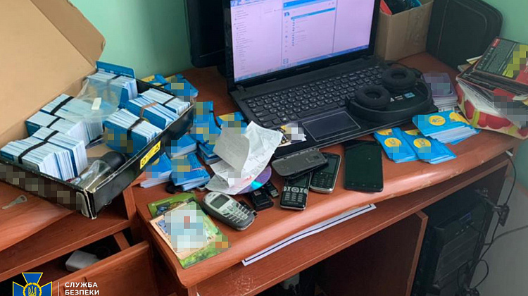 СБУ ліквідувала потужну проросійську ботоферму: для створення фейків задіяли понад 12 тисяч sim-карток