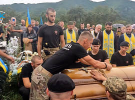 На Косівщині захисники заспівали на могилі побратима (відео)