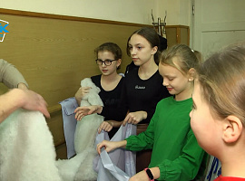 В Івано-Франківську хореограф з учнями шиють одяг для військових (відео)