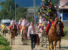 Традиційне гуцульське весілля на конях відбулося у Космачі (відео)