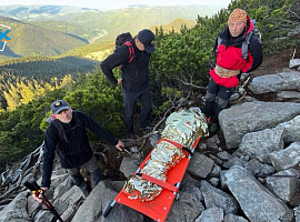 Рятувальники допомогли туристу, що обірвався з обледенілої гори (відео)